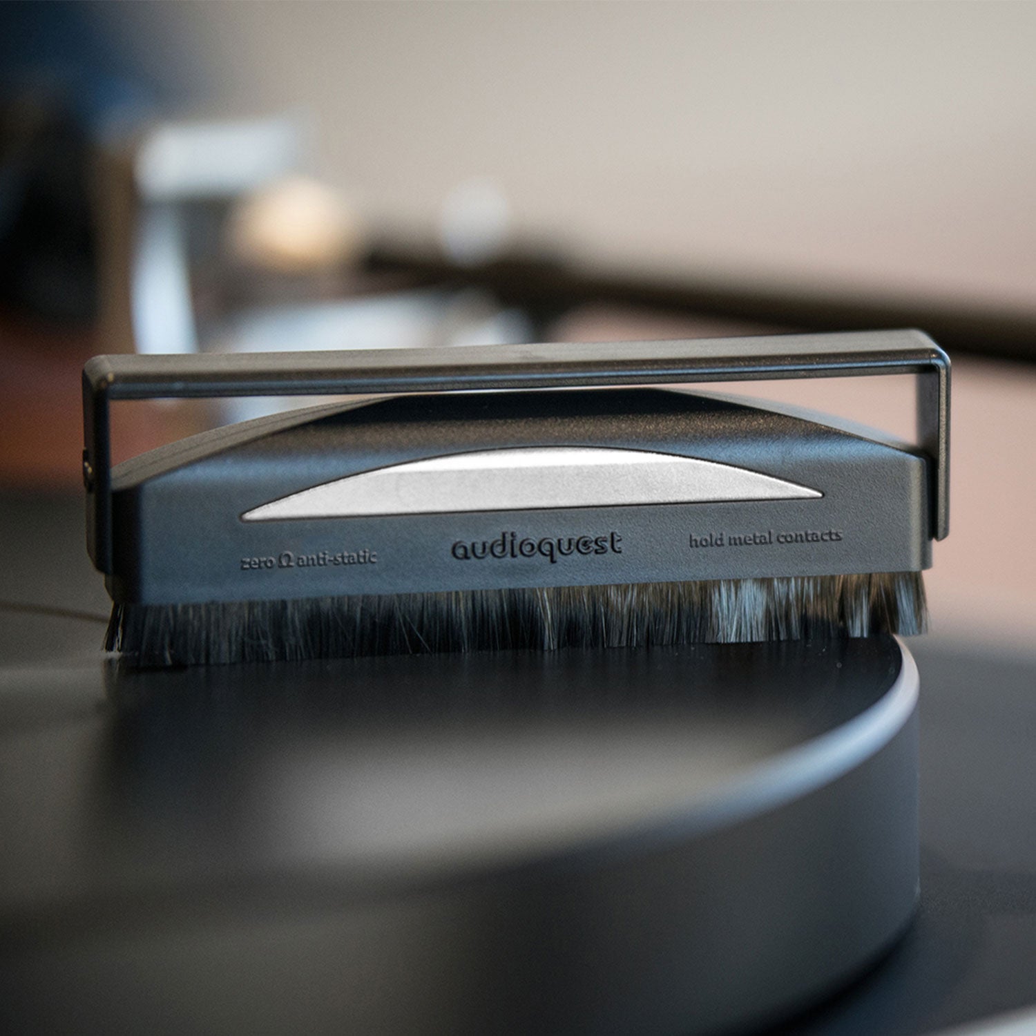 audioquest-brosse-antistatique-argent-e-disques-vinyles-carbone image 6
